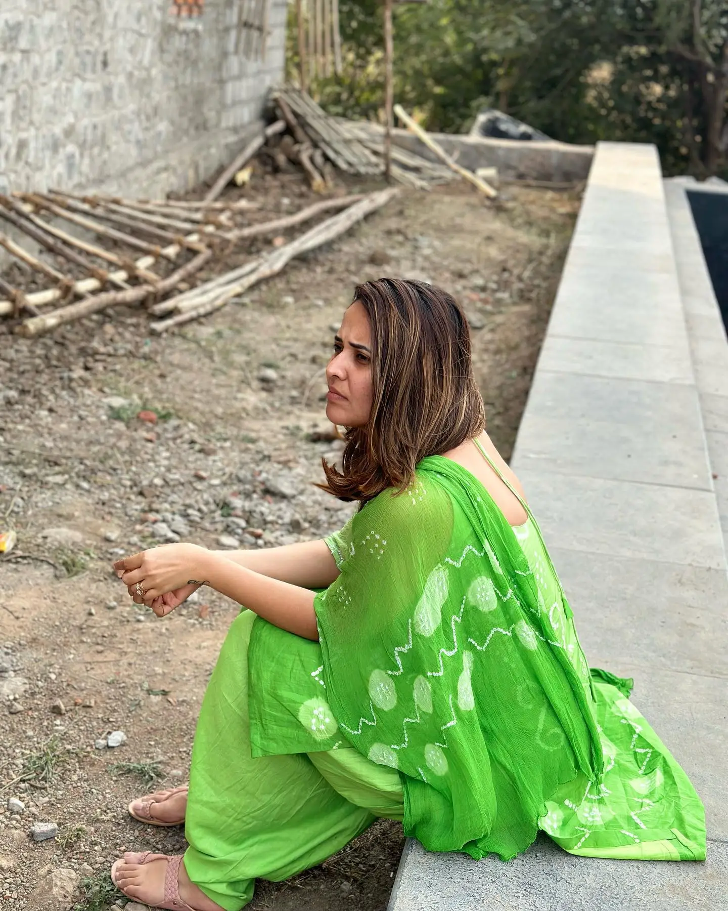 ANASUYA BHARADWAJ WITHOUT MAKEUP FACE IN GREEN DRESS 4